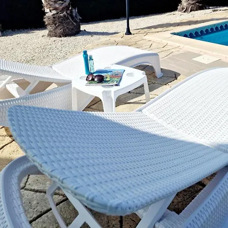 Villa Cheerful 2 Bedroom Villa, Sea Views, Refurbished 2026 *