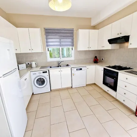Cheerful 2 Bedroom Villa, Sea Views, Refurbished 2026 *