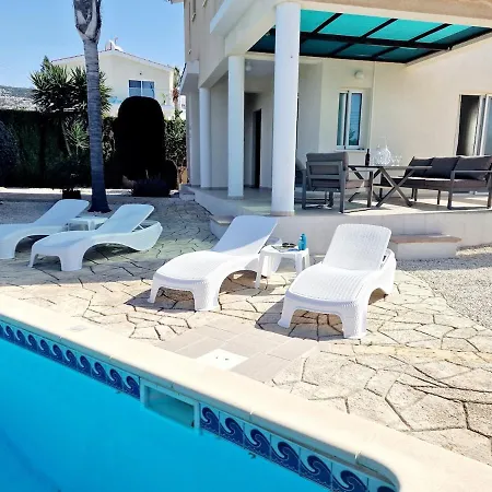 Villa Cheerful 2 Bedroom Villa, Sea Views, Refurbished 2026 *