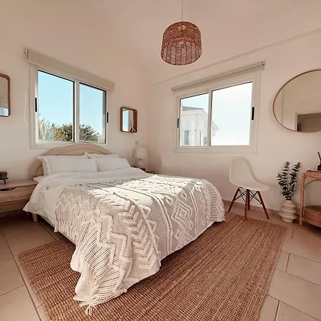 Villa Cheerful 2 Bedroom Villa, Sea Views, Refurbished 2026